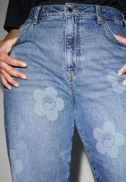 Straight Leg Jeans - Denim Blue